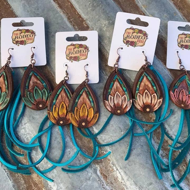 Met de hand bewerkte leren oorbellen met turquoise rand en hertenleren franjes Cowgirl Rodeo Western Cowboy voor wholesale door The Rodeo Rose