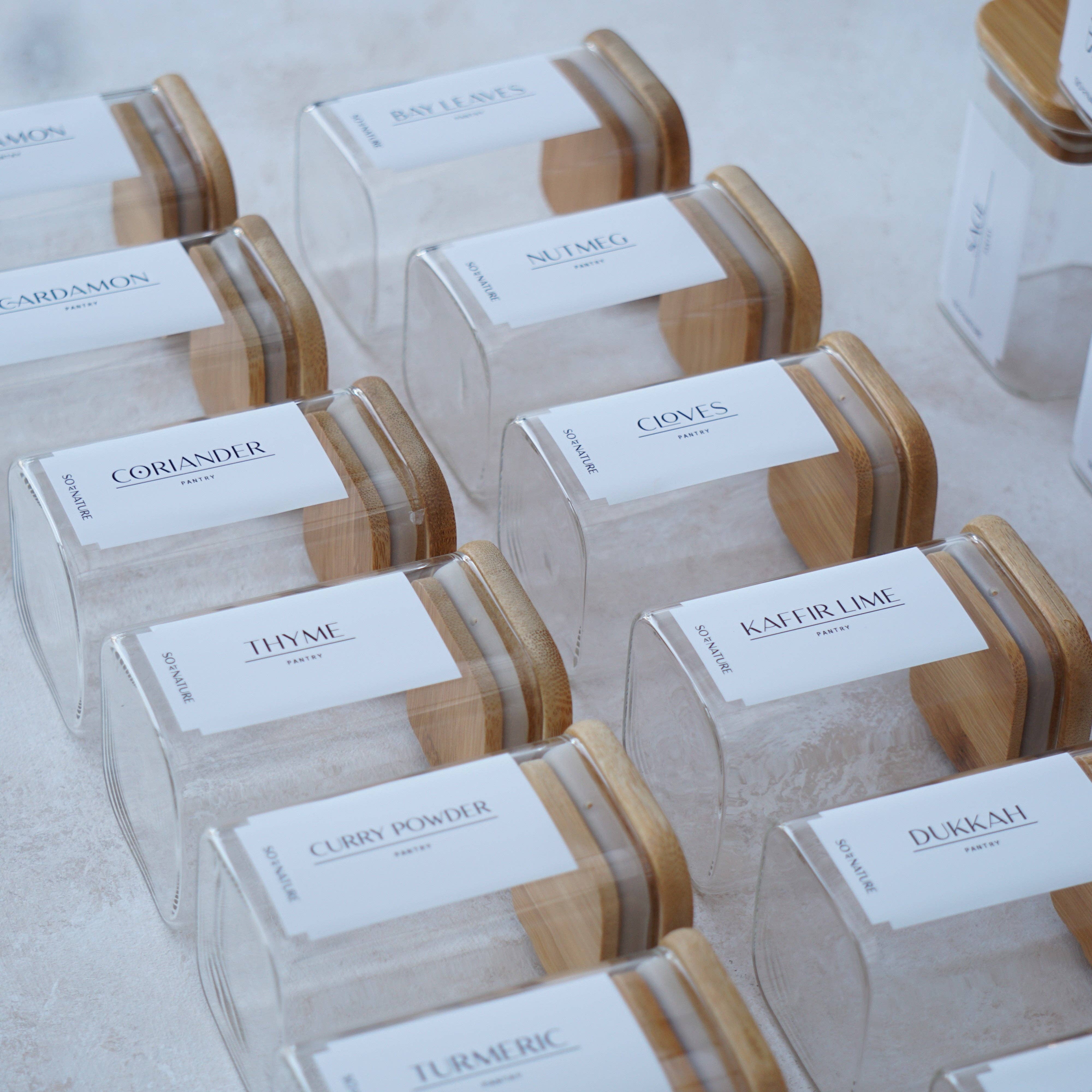 So At Nature - Vente Pots - Bocaux à épices en verre carré avec couvercle en bambou - Étiquettes personnalisables2