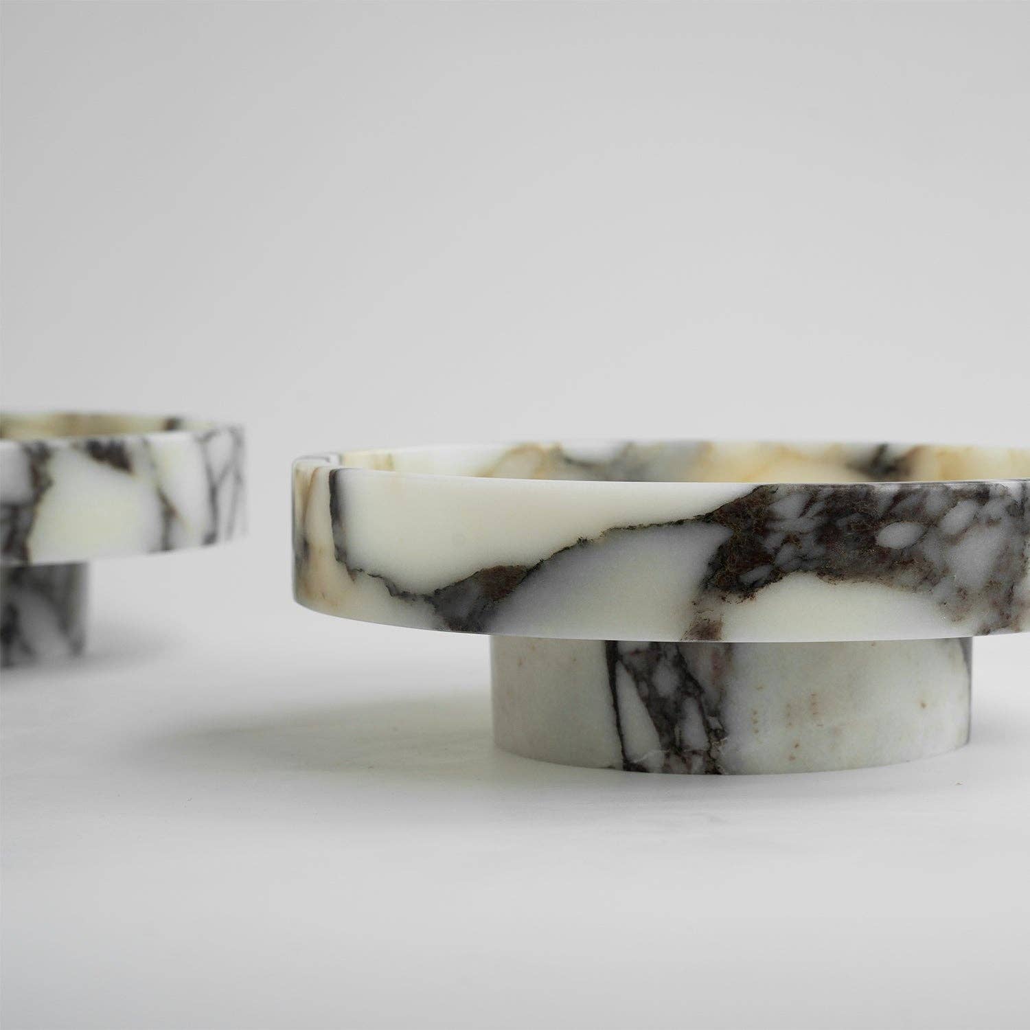 Kiwano Concept - Wholesale Decorative Plate/Dish/Bowl - 'CYCLO' CALACATTA MARBLE BOWL3