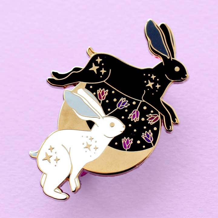 Emaille pin met hazen en maan in zwart-wit voor wholesale door Glitter Punk