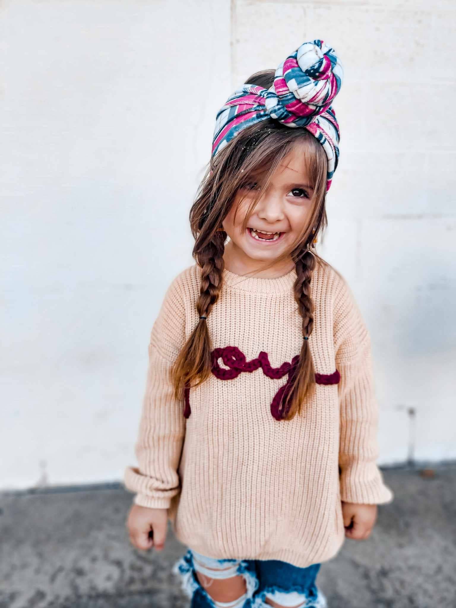 Little Joy Co. – Großhandel Strickpullover – Kinder – Joy Handbestickter Weihnachtspullover - Kleinkindgrößen6