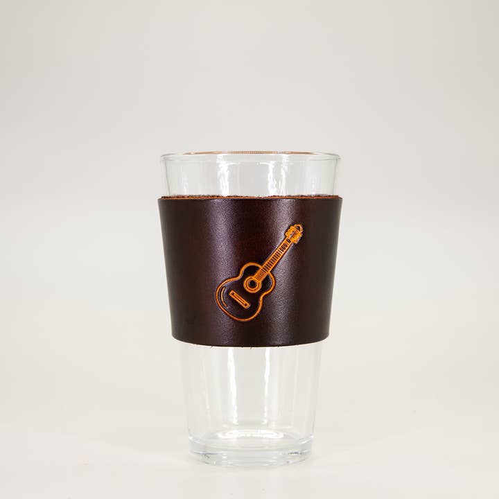 Verre à bière en cuir - Guitare pour la vente par Lindy Leather