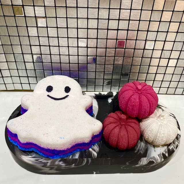 Pack of 6 X Bubblegum Ghost Emoji Bath Bomb for wholesale by Marshmallow Blends