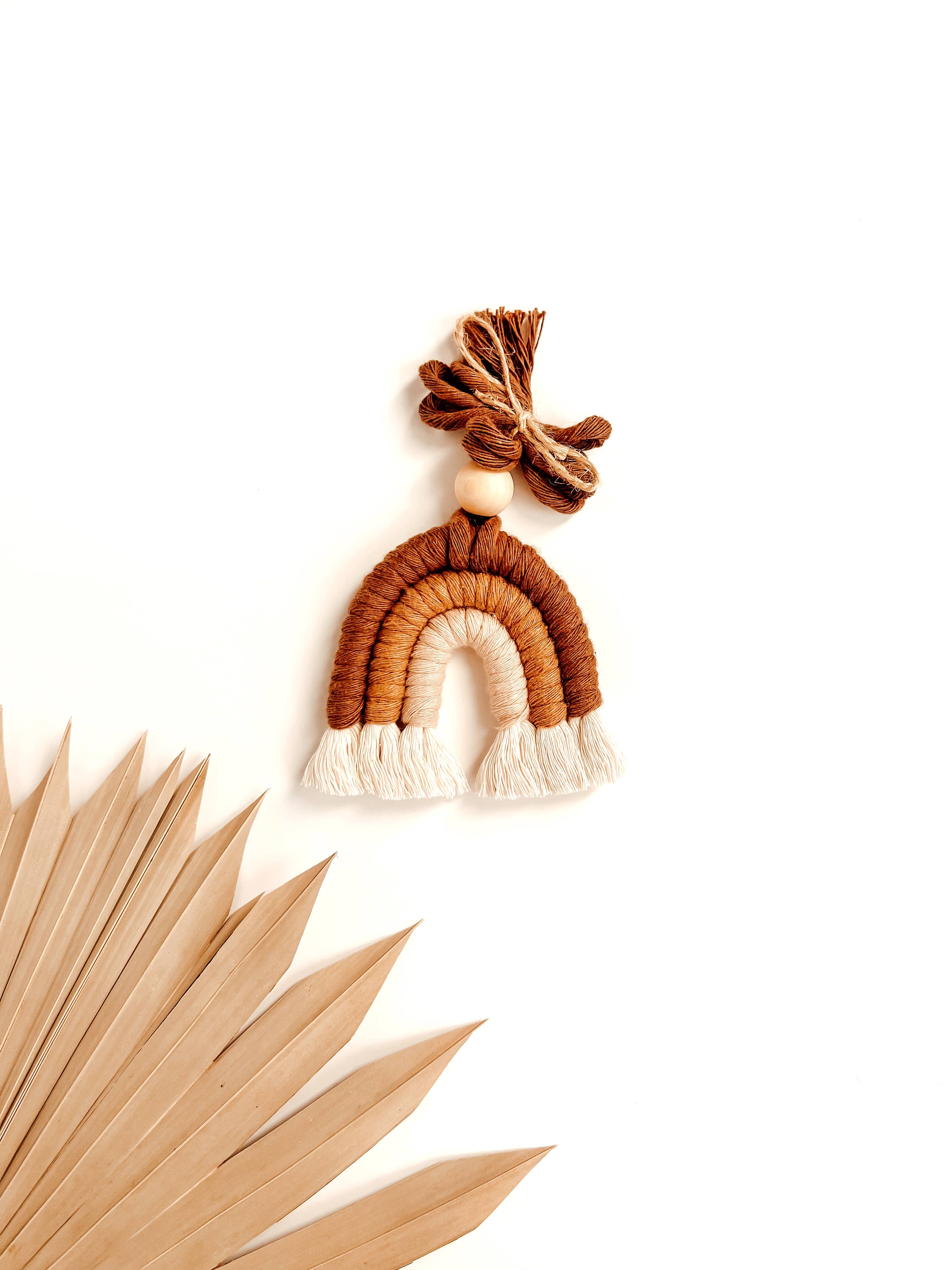 Meraki The Studio Co. - Vendita all'ingrosso Ciondolo decorativo per auto - Unisex - Diffusore arcobaleno con ciondolo auto macramè | gancio per specchietto retrovisore0