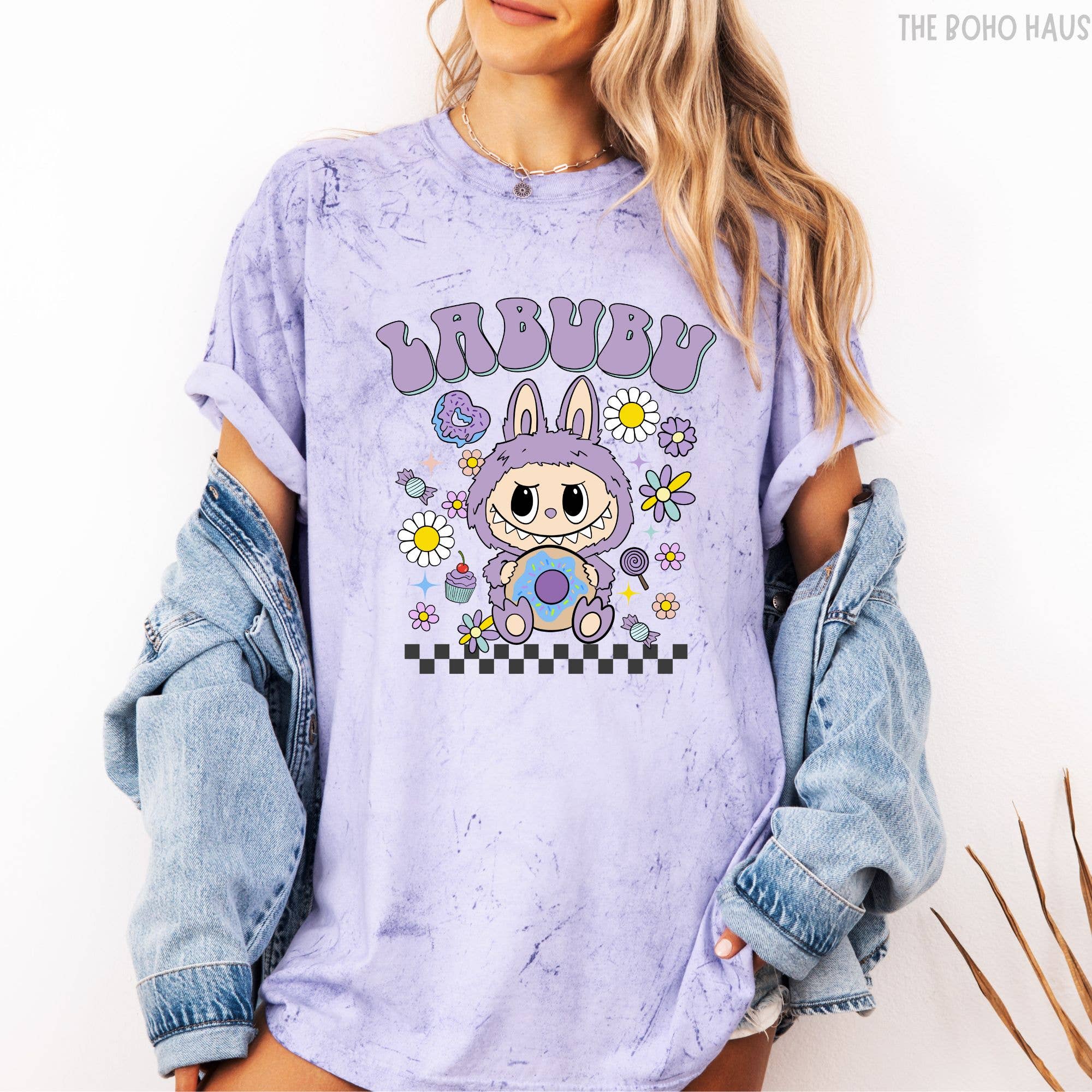 The Boho Haus – Engroshandel Grafisk t-shirt - Dame – Labubu floral T-shirt | Sødt kawaii kanin design