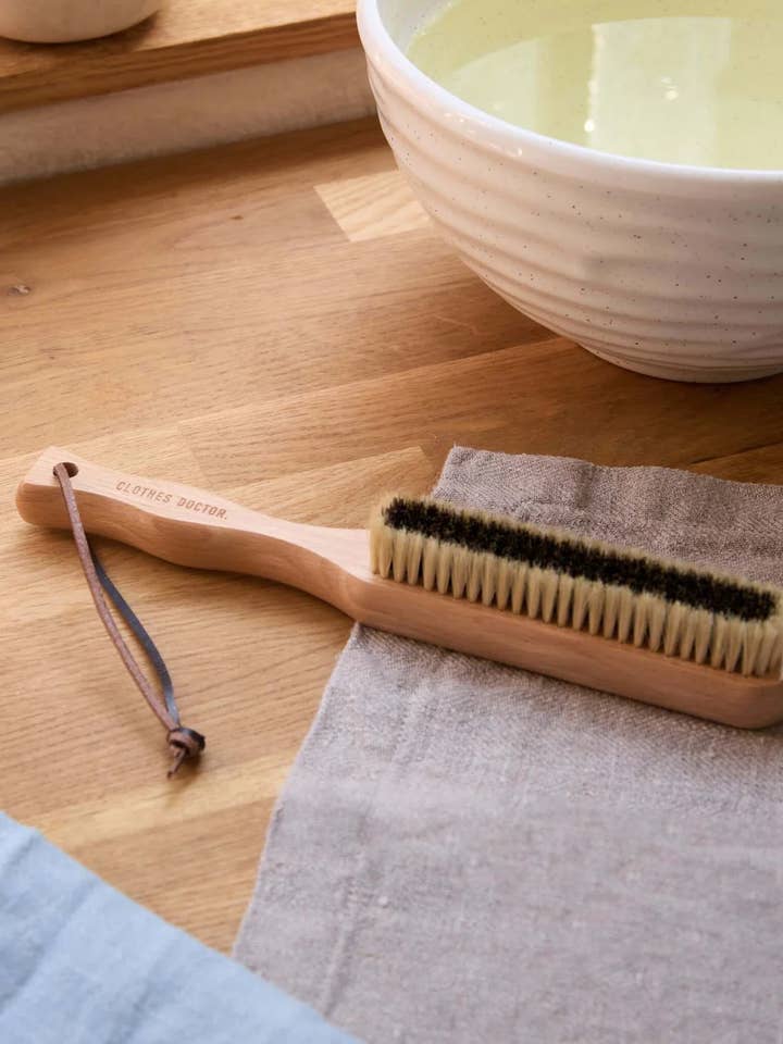 Brosse à vêtements en poils naturels pour la vente par Clothes Doctor