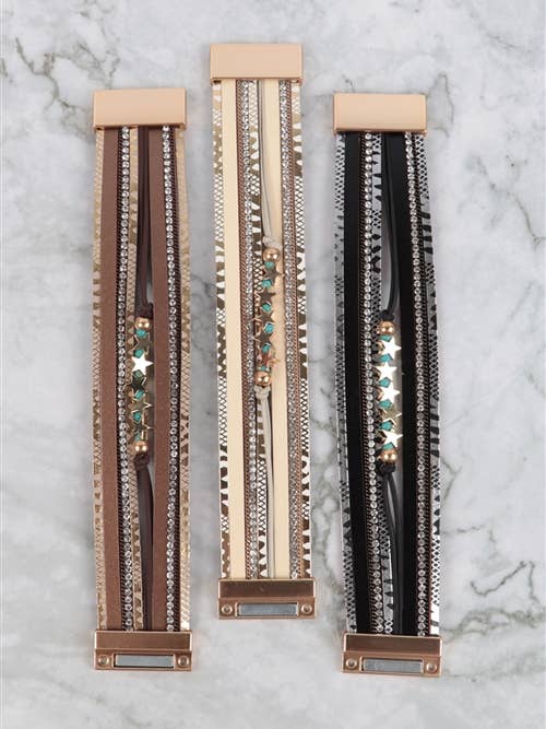 Écharpe en cuir à imprimé serpent avec fermeture magnétique en forme d'étoile pour la vente par MYS Wholesale Inc