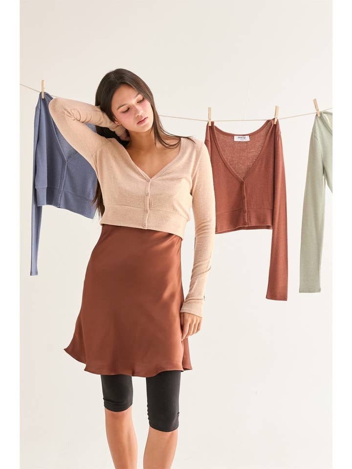 Haut court à manches longues et col en V pour la vente par HYFVE