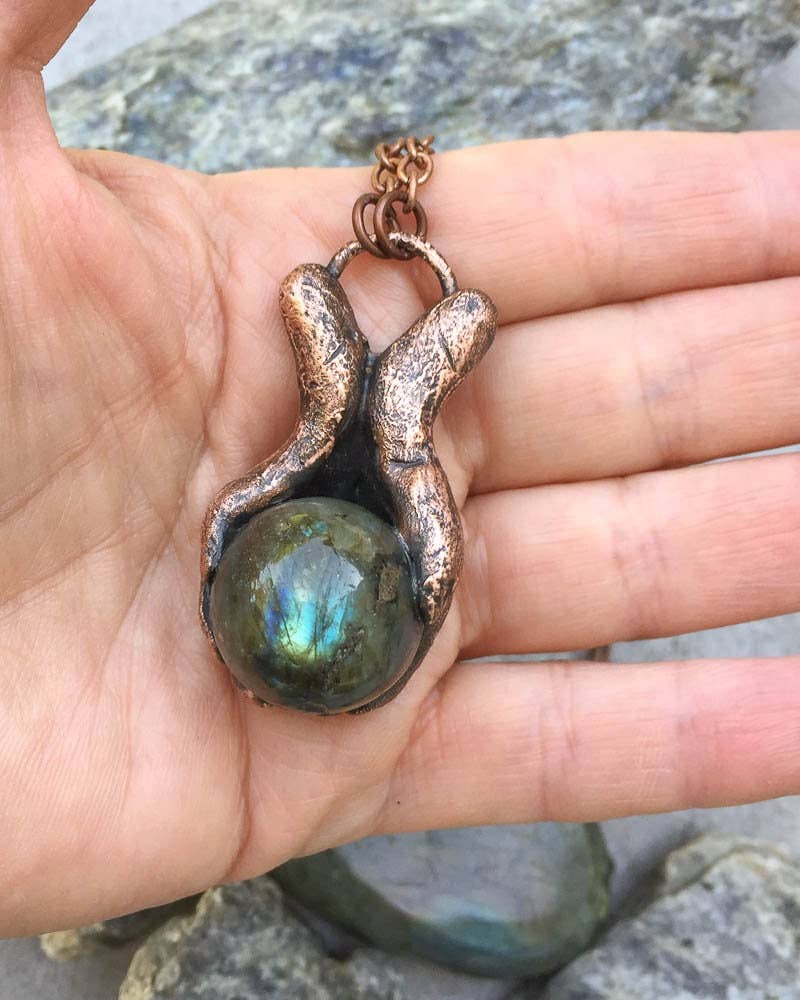 Glorious Healing Crystals - Venta al por mayor Collares con colgantes/abalorios - Colgante de manos curativas mágicas de labradorita esculpido a mano6