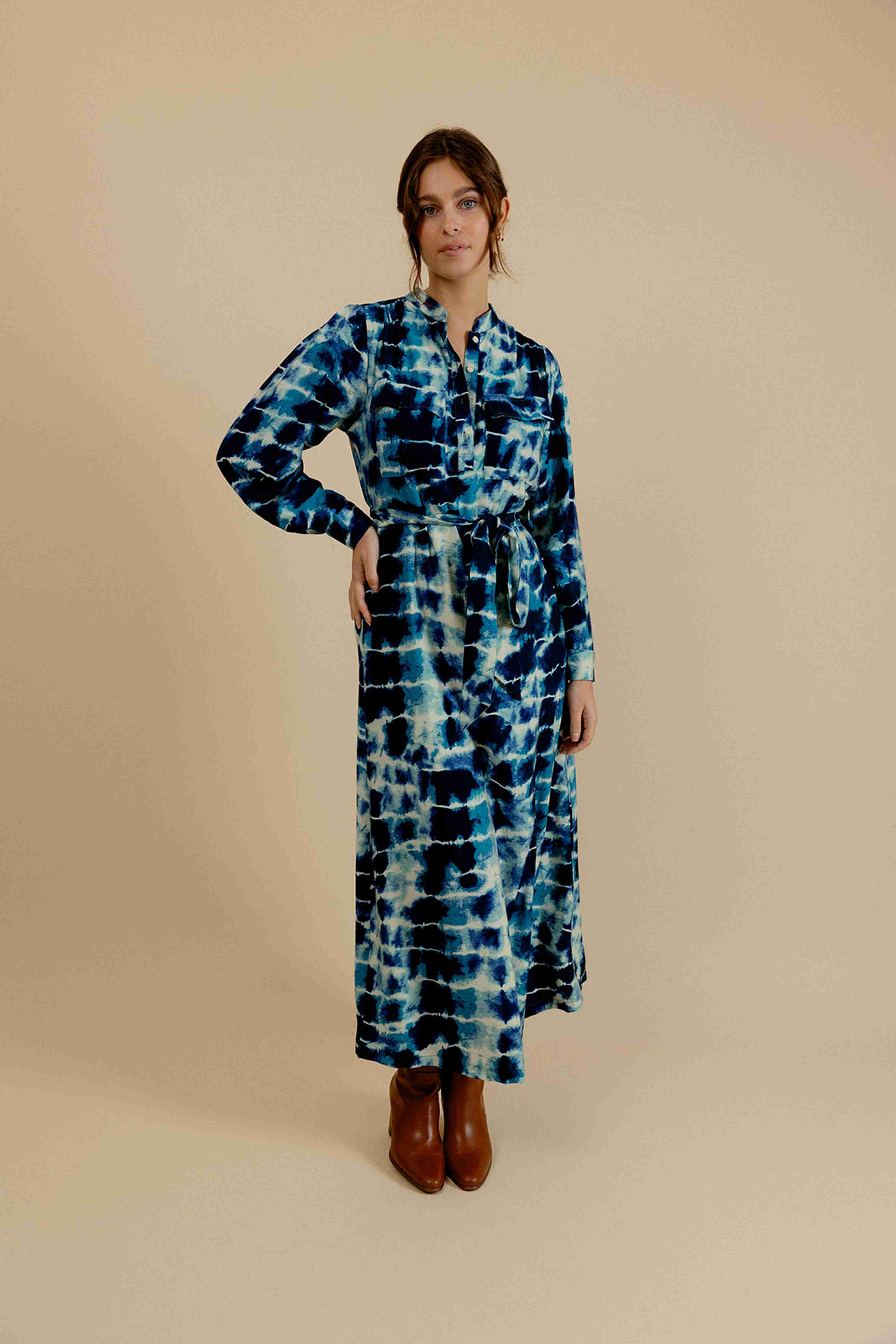 EMILIE K - Vendita all'ingrosso Vestito - Donna - Abito midi MARLENE con stampa tie-dye, colletto alla coreana e bottoni0