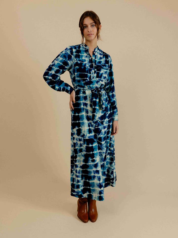 EMILIE K - Vendita all'ingrosso Vestito - Donna - Abito midi MARLENE con stampa tie-dye, colletto alla coreana e bottoni