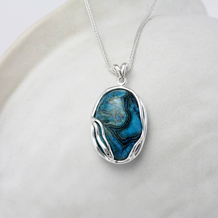 Collana con ciondolo in argento sterling con agata blu fatta a mano per la vendita all'ingrosso da parte di Banyan Jewellery