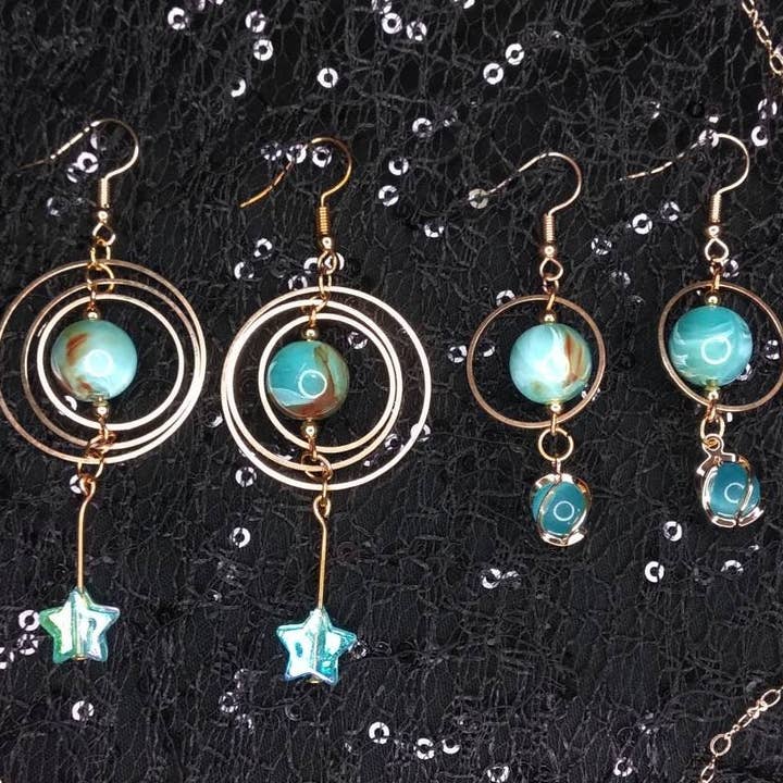 Annulus : Gaia - Boucles d'oreilles planète symétriques pour la vente par Yaon's Crate