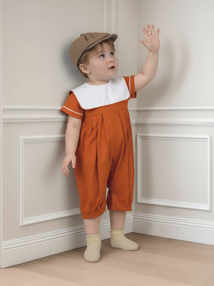 Orange pojkromper med vit fyrkantig krage (kan monogrammeras) för wholesale av Hello Bebes!