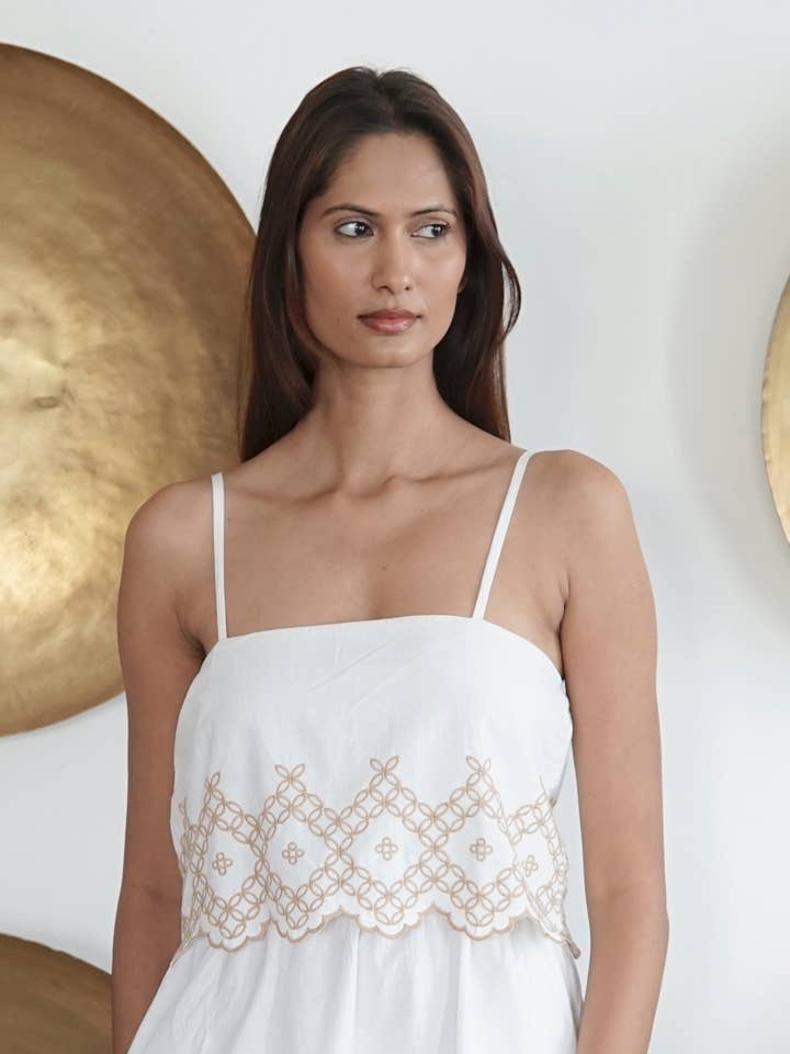 Vestido de verano de algodón blanco con bordado color miel para venta al por mayor de La Mandarine