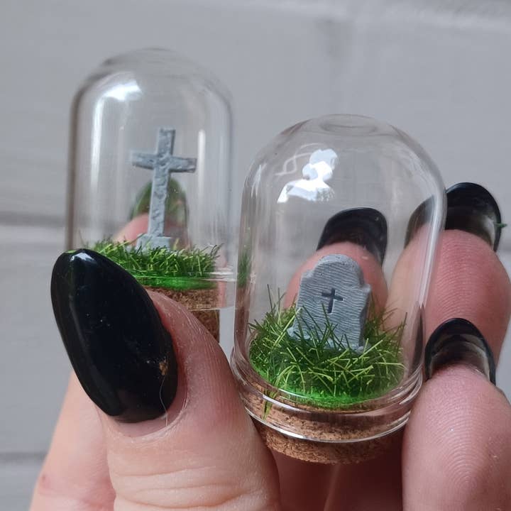 Pequeno frasco de curiosidades em forma de lápide por atacado de Minifi's Oddities