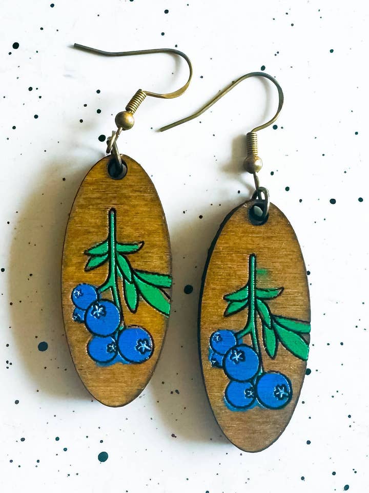 Boucles d'oreilles en bois de bleuets d'Alaska - Motif de fruits et de fleurs pour la vente par Ak Daisy Chain