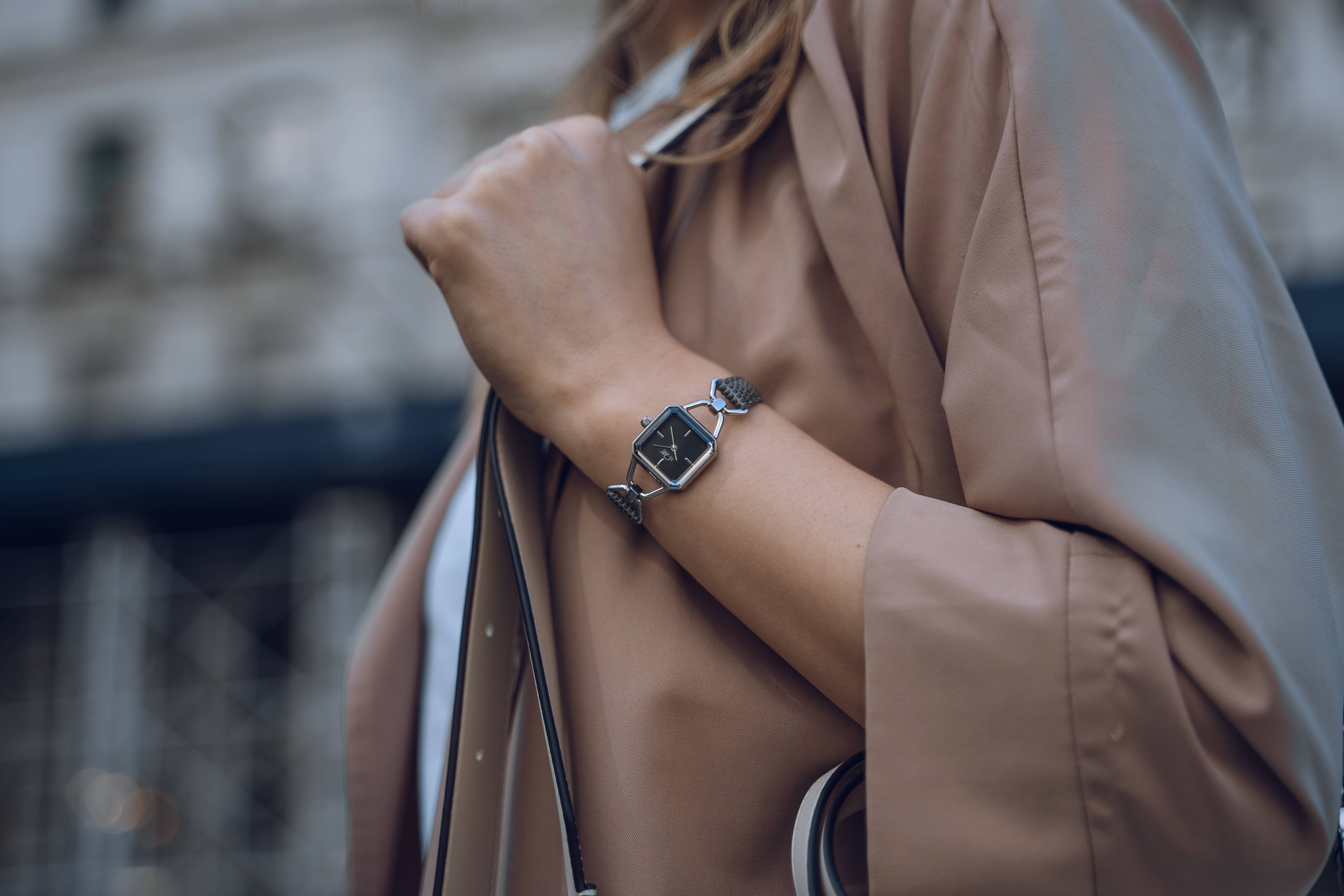 by M degrees – wholesale Armbandsur - Dam – Vintage-inspirerad fyrkantig silverklocka | Grå läderrem3