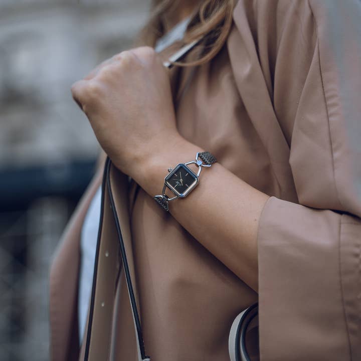 by M degrees – wholesale Armbandsur - Dam – Vintage-inspirerad fyrkantig silverklocka | Grå läderrem3