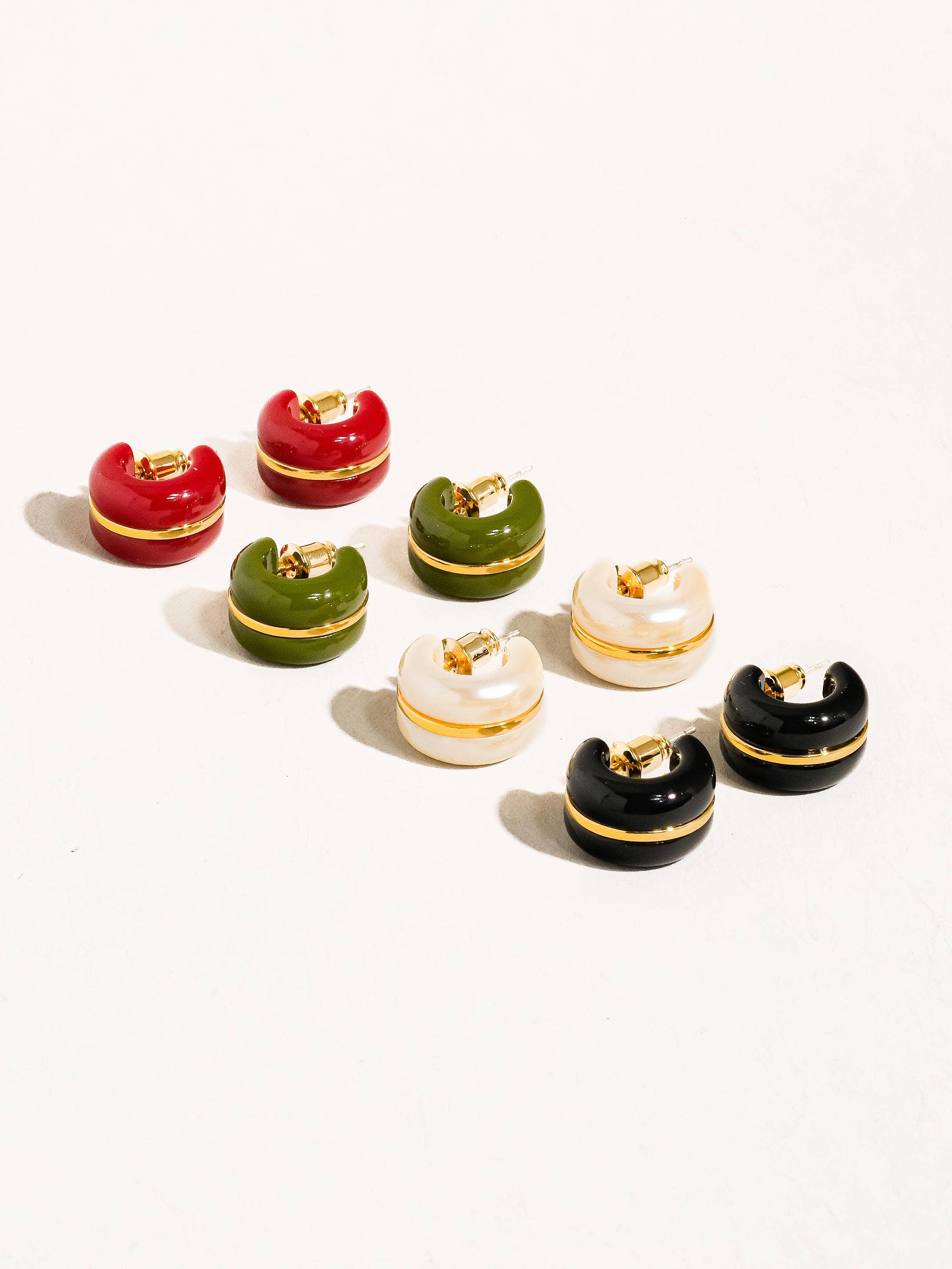 Flânerie by MAIQ - Venta al por mayor Pendientes de aro - Pendiente pequeño Arlo en forma de C chapado en oro de 18K5