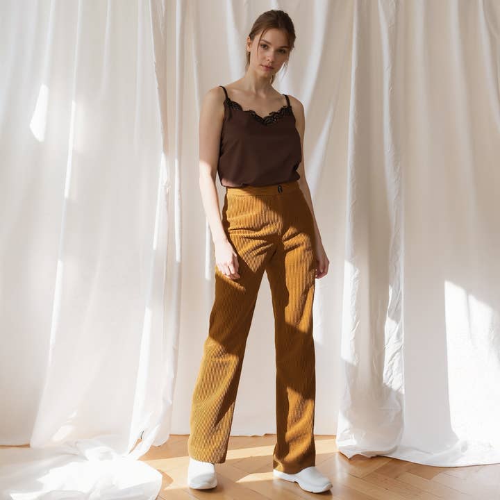 Pantalones de pana de pierna ancha y cintura alta para mujer Pleione en color Dijon para venta al por mayor de Robin K