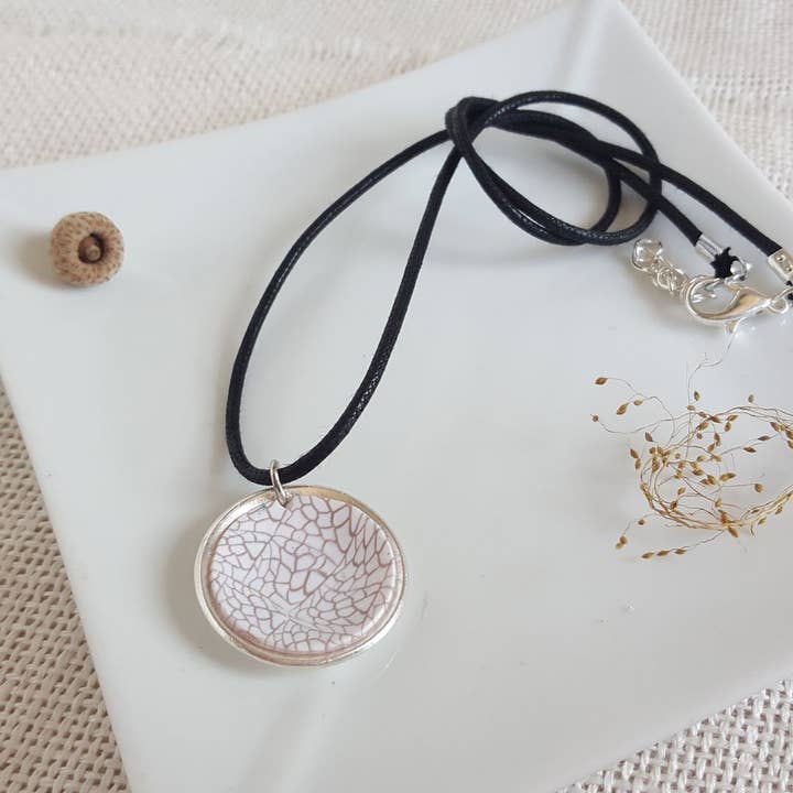 PASTACUITA – wholesale Hänge-/berlockhalsband – Modernistiska runda hängen med färgade trencadis1