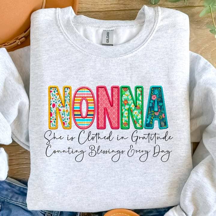 Mormor klädd i Gratitude Tee eller Crew för wholesale av Hello Sunshine Boutique