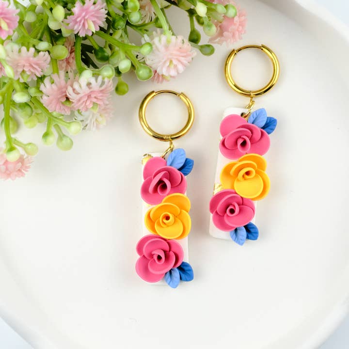 Elegant blomsterarrangement øreringe i polymerler for engroshandel hos Mom’sClayCo