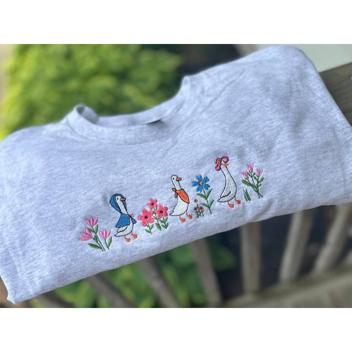 T-shirt Gildan brodé d'oies et de fleurs sauvages pour la vente par Your Embroidery Girl