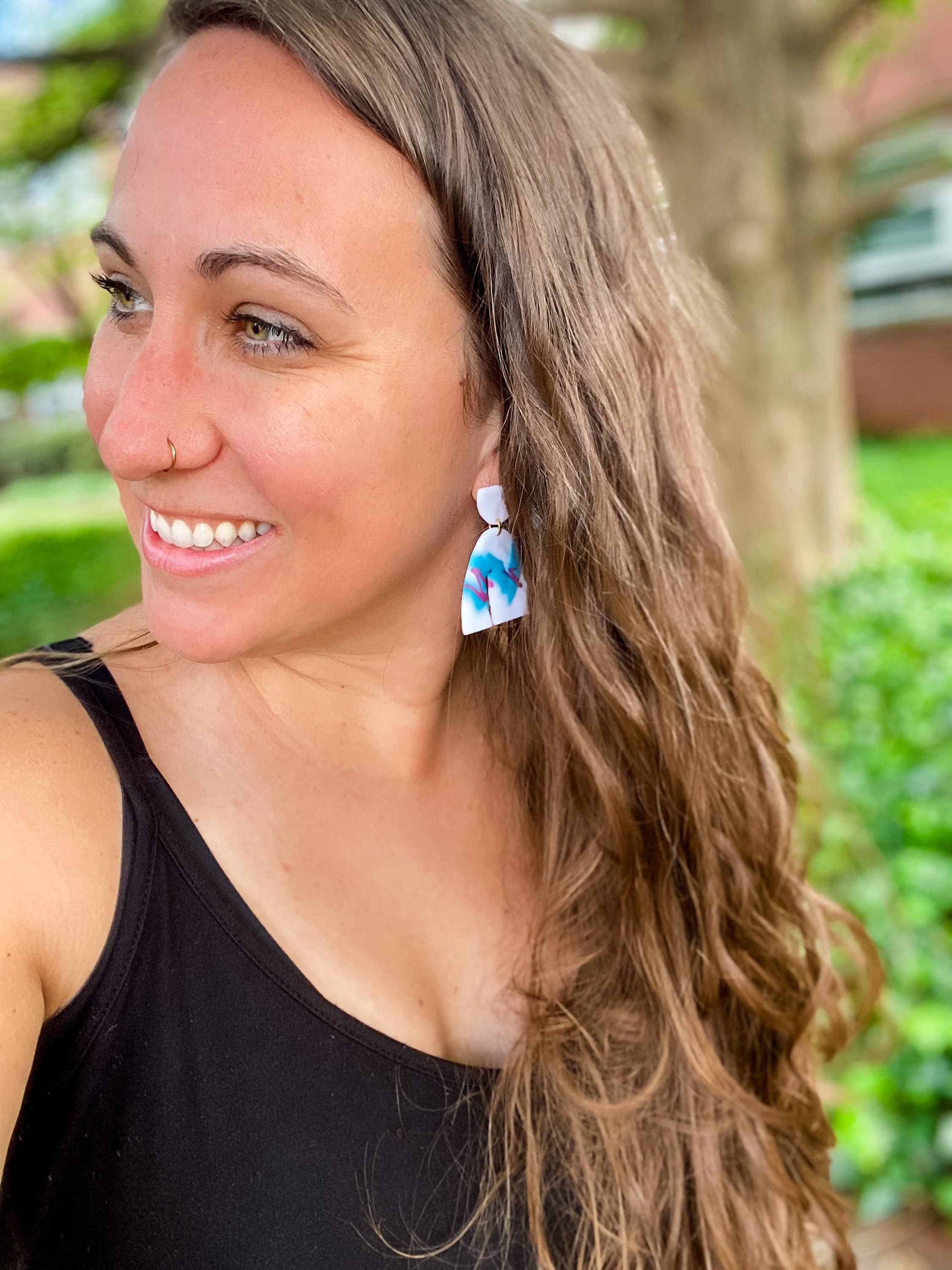 Lauren Likes Art - Vente Boucles d'oreilles pendantes - Boucles d'oreilles abstraites en argile polymère Jazz Cup des années 907