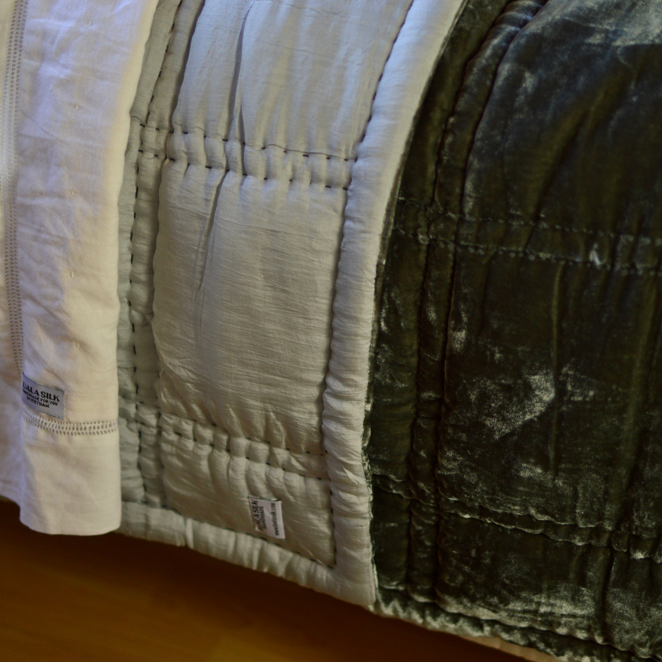 Luala Silk – Engroshandel Tæppe –  Silkefløjl stort firkantet syet tæppe - skifergrå6