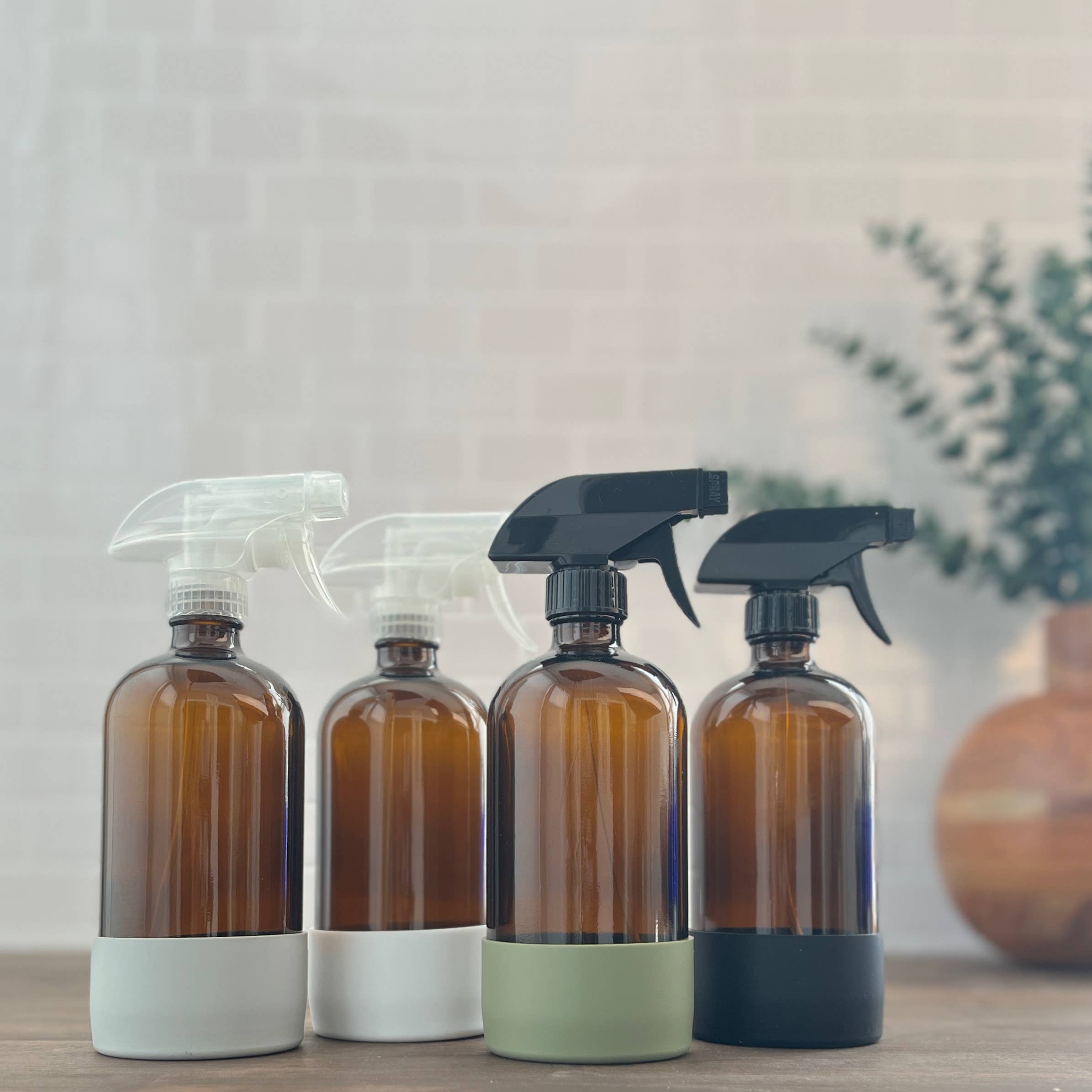 The Bottle Shoppe – Frasco de spray por atacado – Frasco âmbar de vidro 470 ml com manga de silicone | Tampa ou borrifador1