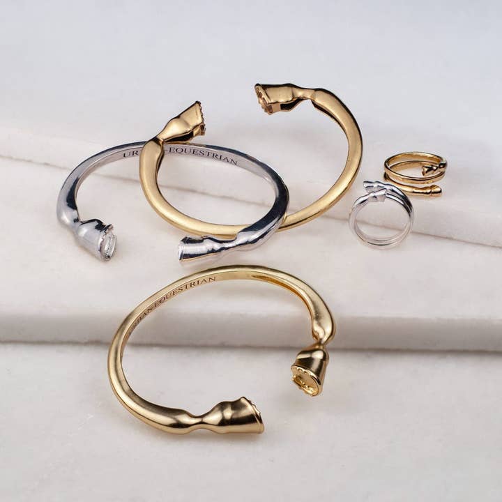 URBAN-EQUESTRIAN - Wholesale Huggie earrings - Cavallo - Moissanite Horseshoe Earring in Gold6