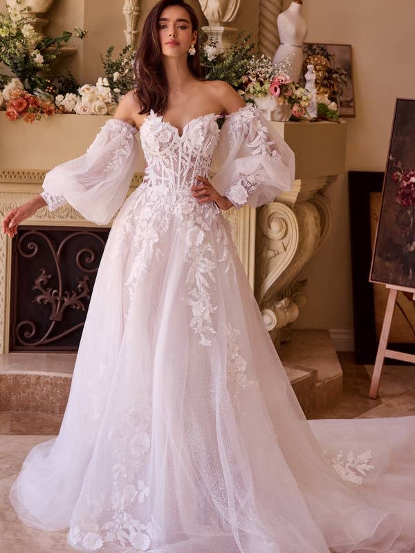 Off White Bröllopsklänning med ballongkjol och spetsapplikationer för wholesale på Faire0