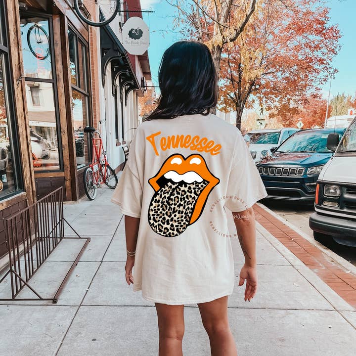 T-shirt con stampa a lingua leopardata del Tennessee per la vendita all'ingrosso da parte di Rebellious Rose LLC