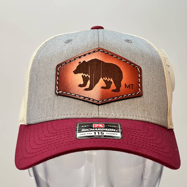 Leder MT Bären-Patch auf silberner und kastanienbrauner Richardson Trucker-Kappe für den Großhandel von Last Best Supply Co