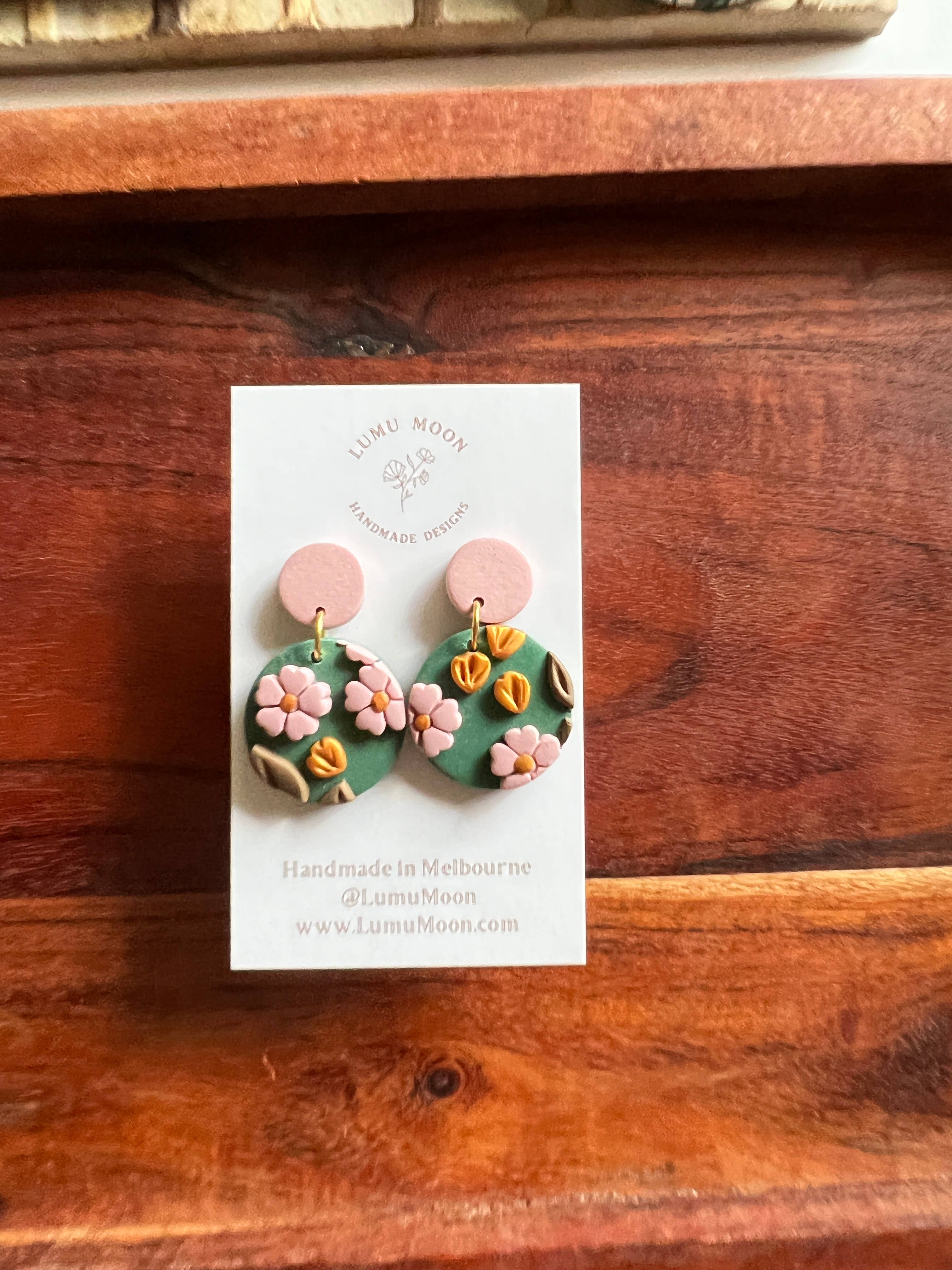 Lumu Moon Handmade Designs - Vente Boucles d'oreilles pendantes - Boucles d'oreilles florales vertes et roses - Printemps2