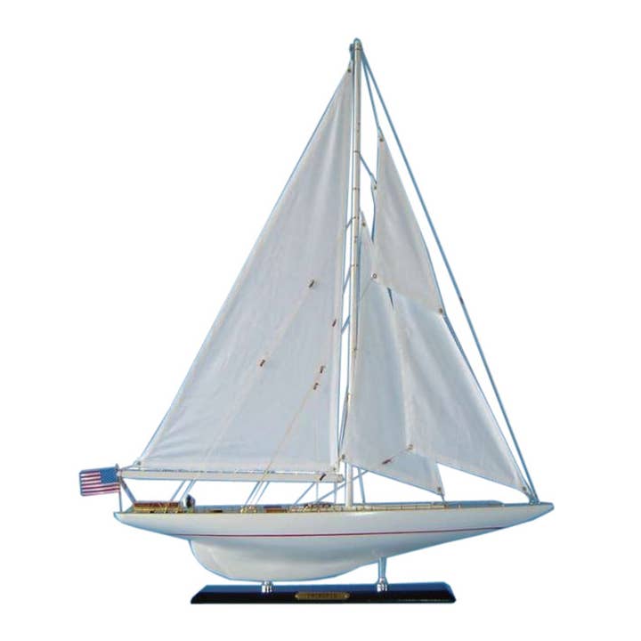 Décoration de voilier modèle limité Intrepid 27" pour la vente par Hampton Nautical