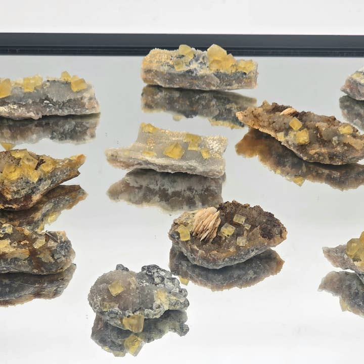 Liten gyllene fluoritkristall 50-100g för wholesale av Distinction Crystals