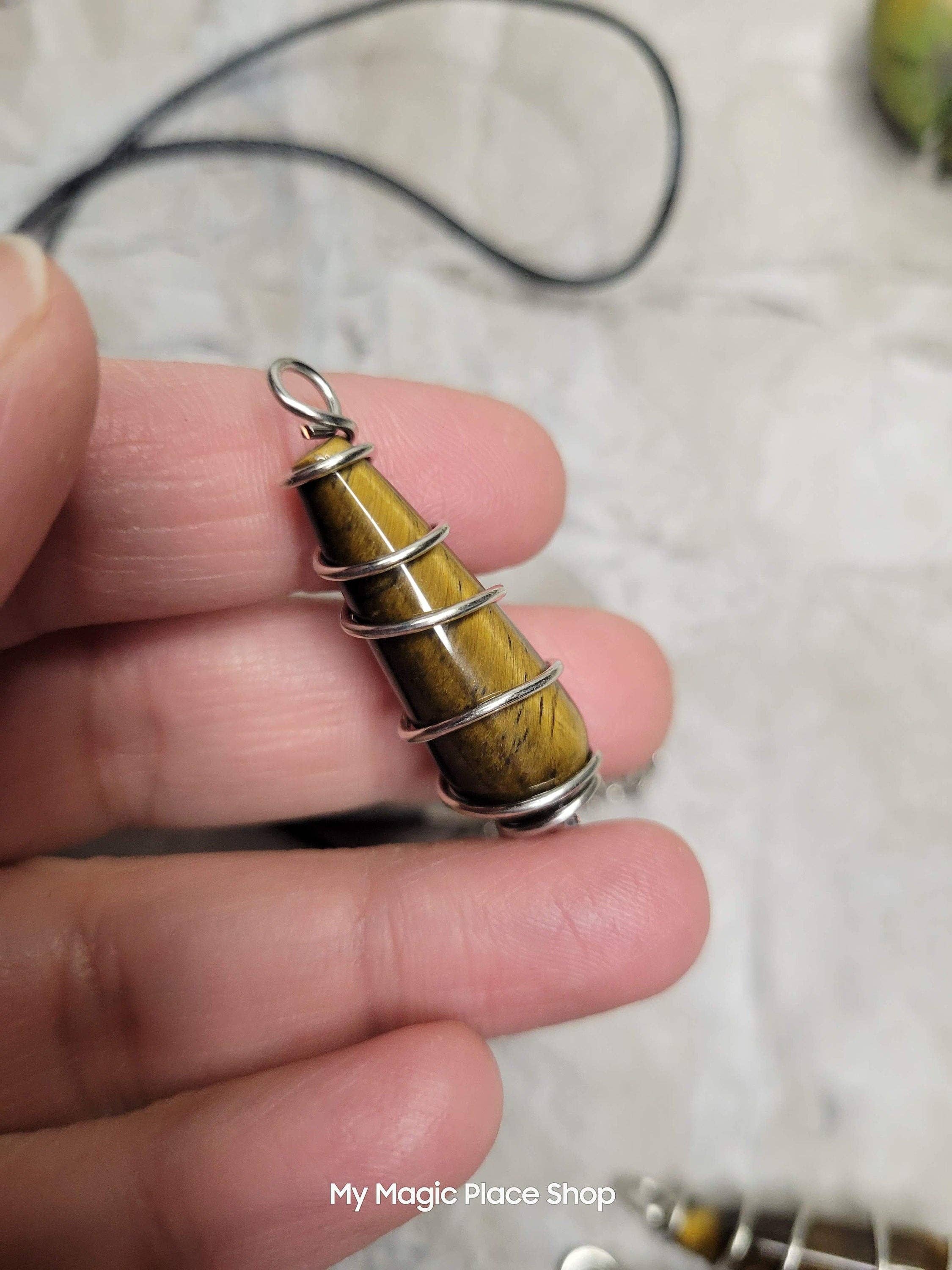 My Magic Place Shop - Vente Breloques/médailles personnalisées - Pendentifs en pierres précieuses naturelles enroulés en forme de larme avec cordon3