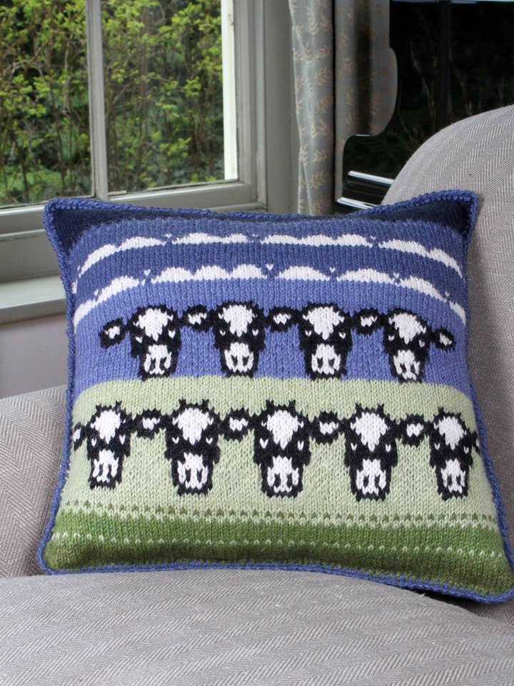 Coussin Dairy Cow pour la vente par Pachamama Ltd