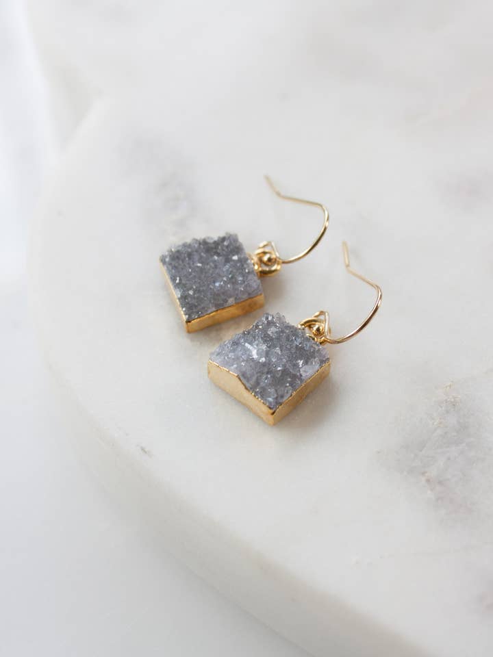 Roxy Druzy - Orecchini pendenti per la vendita all'ingrosso da parte di Pure Indigo Design