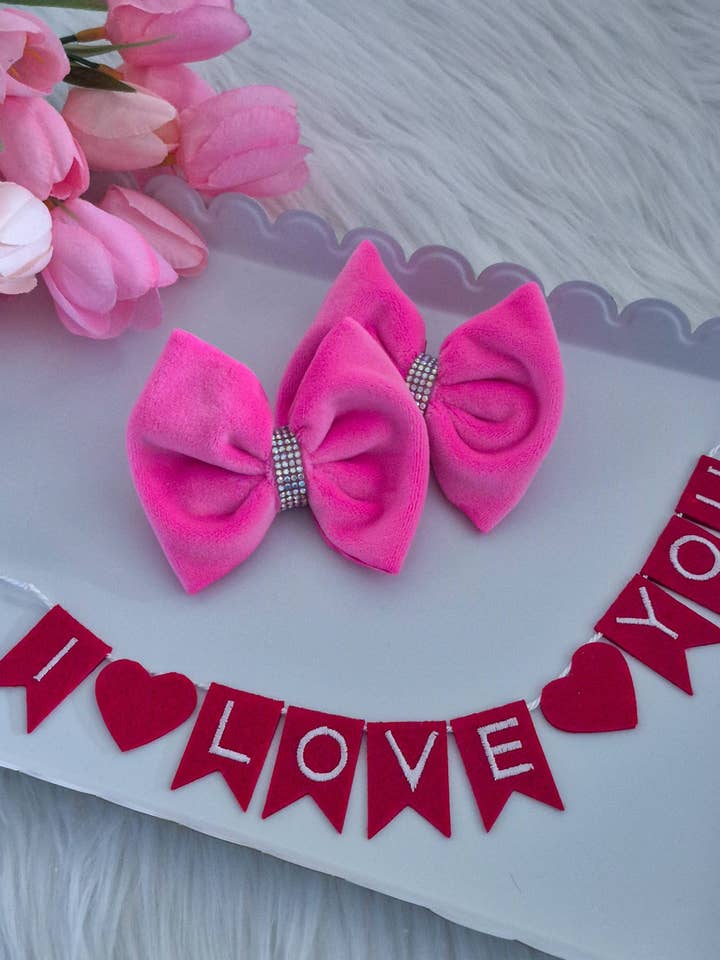 Velluto Peluche Bling Valentine Savannah Fiocchi Piggy-Passione Rosa All'ingrosso per la vendita all'ingrosso da parte di Dainty Delights Creations