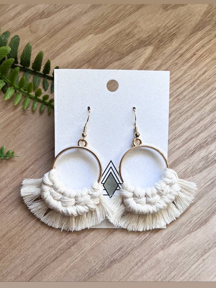 Boucles d'oreilles rondes crème pour la vente par Purely Macrame
