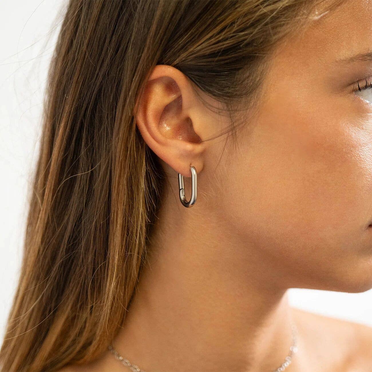 WJW - Vendita all'ingrosso Orecchini a cerchio - Orecchini Huggie ovali in acciaio inox con rivestimento PVD oro 18K5