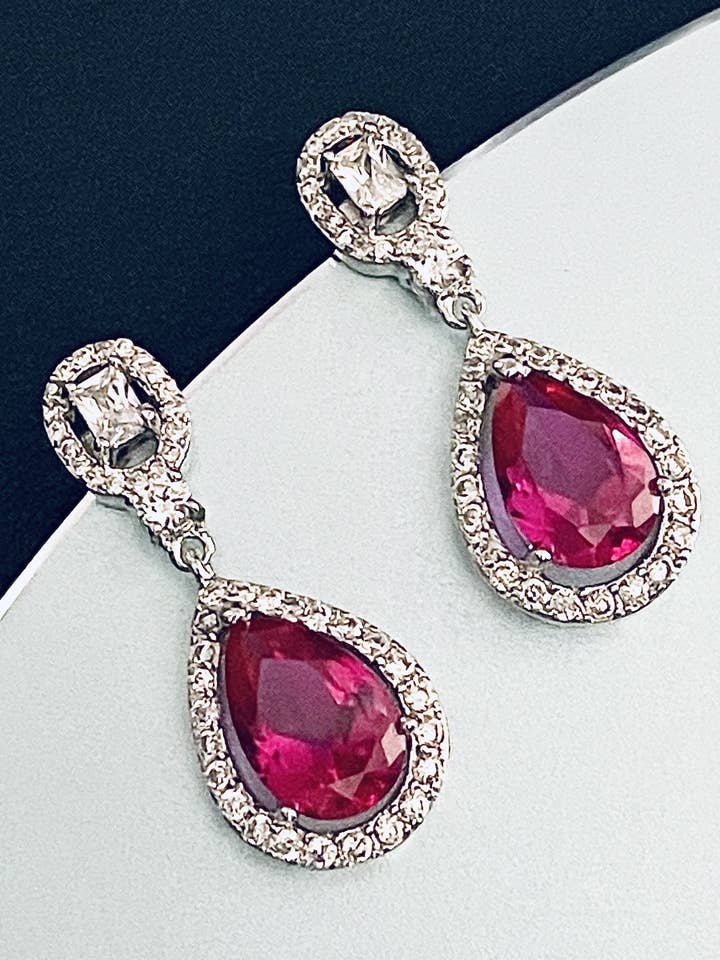 FLAVIA - Orecchini a Goccia Rosso Rubino Cristallo In Argento per la vendita all'ingrosso da parte di JohnnyB Jewelry
