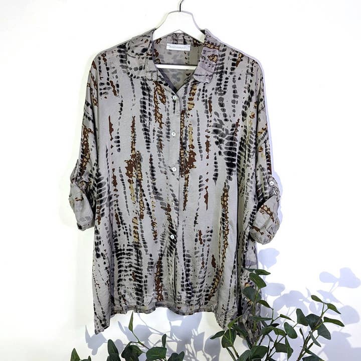 Hedendaagse verticale tie-dye print satijnachtige viscose blouse (M) voor wholesale door Tempest Designs