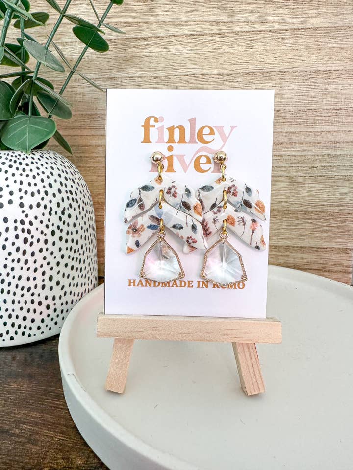 Isabella | Floral Azul | Otoño | Pendientes de Arcilla para venta al por mayor de Finley River | Trendy Polymer Clay Earrings | Hypoallergenic