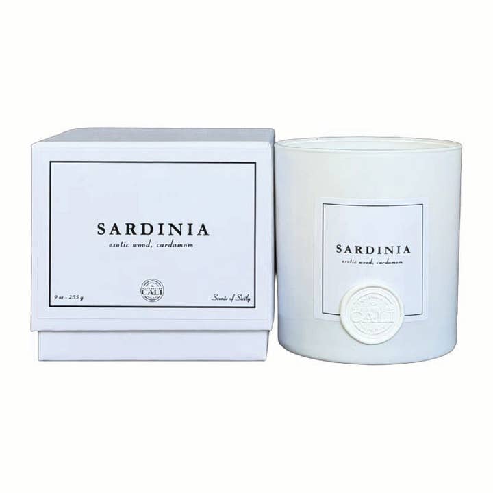 Sardegna - candela da 9 oz (legni esotici, cardamomo) per la vendita all'ingrosso da parte di Scents of Sicily