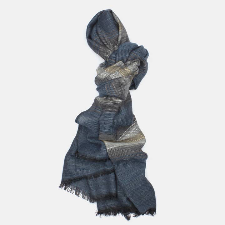 Sjaal bleu marine de Lorient pour la vente par 7East